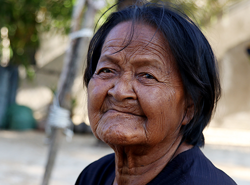 Bà Mía, người dân tộc Đàng Hạ với da đen bóng, đôi mắt màu đồng thau. 
