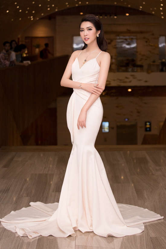  Theo đơn vị chế tác cung cấp, bộ trang sức Tường Linh đeo bao gồm bông tai, nhẫn, dây chuyền và vòng tay ngọc trai. Với kích thước có thể lên đến 20mm, ngọc trai South Sea được mệnh danh là “Đại Trân Châu”. Với gam màu vàng, vàng kim, vàng chanh quyền lực cùng ánh trắng, bạc lộng lẫy, ngọc trai South Sea giúp chủ nhân tôn lên nét đẹp sang trọng và đài các. 