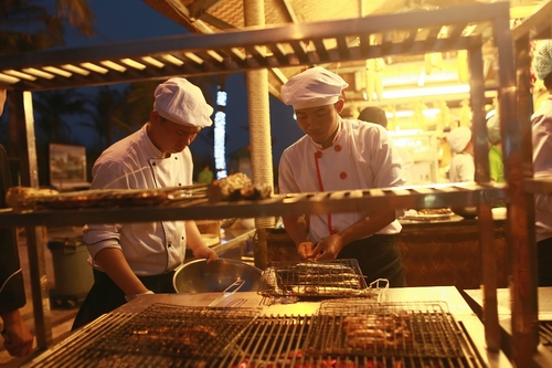 Nguyên liệu tươi sống được tuyển chọn kỹ lưỡng và chế biến ngay tại chỗ bởi những đầu bếp chuyên nghiệp.