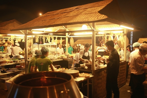 Mức giá của Chợ Quê khá hợp lý: Chỉ từ 20.000 VND, bạn đã có thể nhấm nháp một món ăn nào đó.
