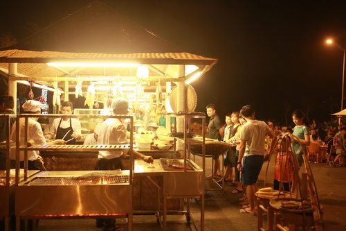 Chợ Quê sẽ mở cửa hàng ngày từ 18 giờ đến 23 giờ tại Quảng trường Đông Tây (FLC Samson Beach & Golf Resort). Thưởng thức những món ăn dân dã trên nền nhạc du dương, tận hưởng khoảnh khắc yên bình trong làn gió biển tươi mát chắc chắn sẽ là trải nghiệm hấp dẫn cho mỗi du khách.