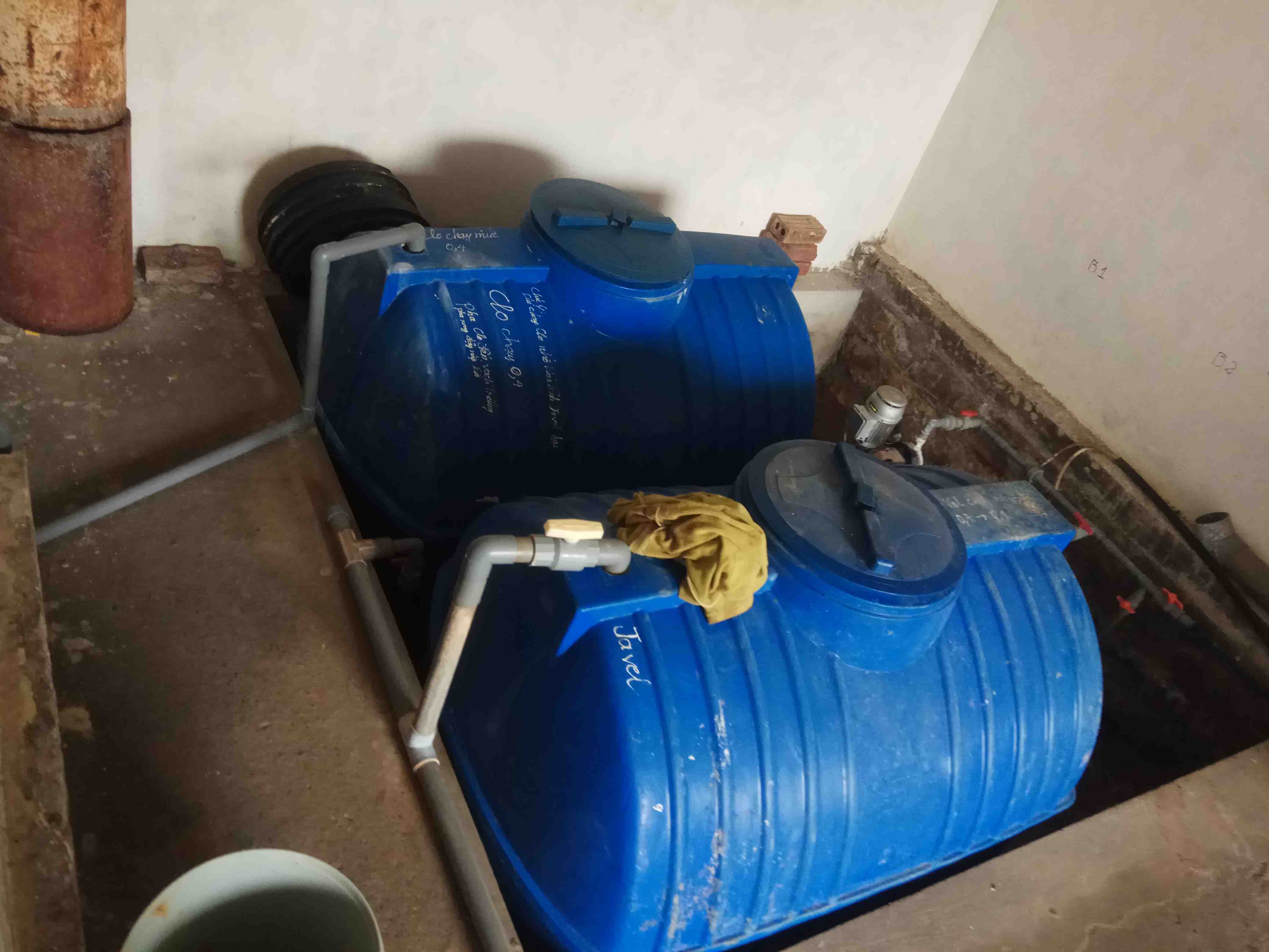 Hệ thống xử lý nước đã cũ, có hiện tượng sét rỉ 