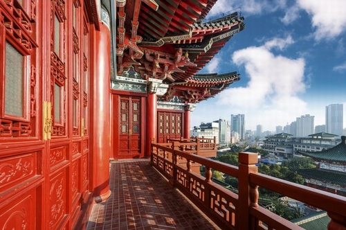 Điểm đến hấp dẫn thứ hai tại Trung Quốc là thủ đô Bắc Kinh. Ở đây, du khách sẽ thấy được sự phong phú của lịch sử, cả thời cổ (Bảo Hòa Điện, Di Hòa Viên, Tử Cấm Thành) và gần đây hơn (Nhà kỷ niệm Chủ tịch Mao Trạch Đông, Quảng trường Thiên An Môn). Để có trải nghiệm đi chợ tuyệt nhất, hãy lựa chọn Chợ Dirt so với Chợ Silk đông đúc khách du lịch. Nếu đã đến đây hãy nhớ ghé thăm Great Wall at Mutianyu, Temple of Heaven (Tiantan Park) và Jingshan Park (Jingshan Gongyuan) nhé!