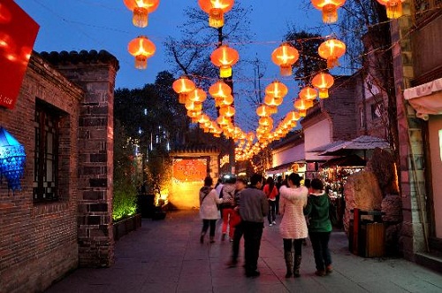 Thành Đô: Nằm trong thung lũng núi cao, Công viên quốc gia Hoàng Long hay Rồng Vàng có rất nhiều lựa chọn thám hiểm tiếp thêm sinh lực. Những người tham vọng có thể đi bộ đường dài đến Lhasa, đi bè xuôi hay tham gia vào một hành trình dài ngày trên sông. Ngoài ra, đi bộ trên con đường dài năm dặm sẽ đưa du khách đến với quần thể đền năm tầng bậc phát sáng với màu sắc tuyệt đẹp.