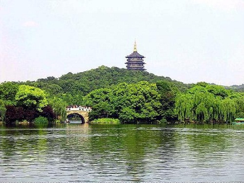 Hàng Châu là thủ phủ của Tỉnh Chiết Giang và là một trong bảy thủ phủ cổ xưa của Trung Quốc. Nơi đây được vị khách du lịch người Ý Marco Polo mô tả là thành phố đẹp nhất và xa hoa nhất thế giới. Khu vực danh lam thắng cảnh Hồ Tây có trên 60 di tích văn hóa và một số điểm du lịch mang vẻ đẹp tự nhiên và đi thuyền trên hồ là một lựa chọn hay để ngắm cảnh nhiều địa điểm. Hàng Châu cũng là nơi tuyệt vời để đến thăm một nông trường trà.
