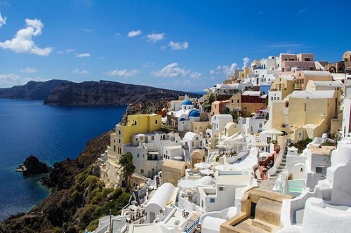    Địa điểm tuyệt vời thứ hai cần khám phá trên đất nước Hy Lạp chính là Santorini: Ngay cả khi bạn chưa bao giờ đến đảo Cyclades này trên Biển Aegean, bạn vẫn nhận ra nó ngay lập tức - những căn nhà màu kẹo ngọt được xây dựng vào vách đá, vùng biển xanh ngọc bích, các tòa nhà màu trắng lấp lánh có mái nửa hình cầu và màu sắc của bầu trời bão tố. Ở đây du khách sẽ tìm thấy sự bình an khi lang thang trên bãi biển cát đen hoặc các đường phố của một ngôi làng cấp tỉnh như Imerovigli. Oia xinh đẹp nổi tiếng thế giới với buổi hoàng hôn, dường như được điểm tô với mọi sắc thái trên bảng vẽ của một họa sĩ.