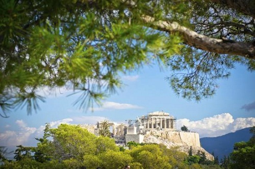 Đứng thứ 4 trong bình chọn của du khách trên TripAdvisor là Athens. Từng mang tiếng khói mù, giao thông và kiến trúc nghèo nàn, Athens hiện là một thành phố được cải cách nhờ vận may do Thế vận hội Mùa hè 2004 mang lại. Các công viên và đường phố sạch sẽ, hệ thống tàu điện ngầm cực kỳ hiện đại, các đường cao tốc mới, một sân bay sẵn sàng phục vụ và tất cả các dấu hiệu bằng tiếng Anh hoàn hảo tạo thuận lợi cho quý vị khi đến thành phố này. Xứng đáng hơn một điểm dừng chân trên đường đến các đảo, các địa điểm du lịch của Athens bao gồm những cột trụ của lịch sử phương Tây, từ Acropolis đến đền thờ thần Olympian Zeus, cũng như những bảo vật trong Viện bảo tàng khảo cổ học quốc gia.