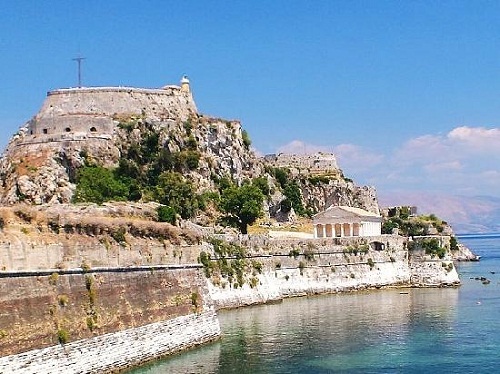 Corfu, Ionian Islands: Đảo Corfu là đảo lớn thứ hai của Hy  Lạp trong vùng biển Ionia (Ionian Sea). Đảo ùng với nhóm đảo nhỏ gần đó hợp thành khu Corfu, nằm ở vùng cực Tây-Bắc nước Hy Lạp. Viện đại  học Ionia nằm ở đây. Hai biển Ionia và Aegea (Aegean Sea) là hai cánh  tay của biển Địa Trung Hải, biển Ionia nằm ở phía Tây, và biển Aegea nằm  ở phía Đông Hy Lạp.  Đảo Corfu còn được biết đến với tên Kerkyra (hay  Korkyra). Người dân đảo Corfu còn được biết đến với tên Phaeacians. Biệt  danh của đảo này là 