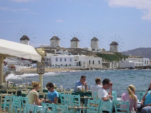 Nếu nhắc đến Mykonos mà trong đầu bạn không ngay lập tức hiện lên hình ảnh các tòa nhà màu trắng sáng, bầu trời màu ngọc lam và những thân hình rán nắng nằm xếp hàng trên bãi biển cát vàng, bạn quả là 