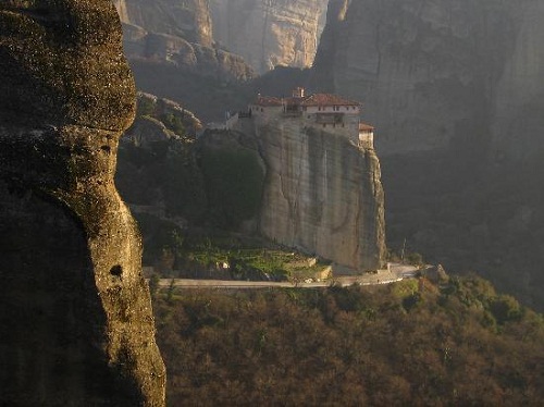 Nếu có dịp đến Hy Lạp, du khách không nên bỏ qua Meteora - một quần thể tu viện rộng lớn được xây dựng trên những núi đá sa thạch tự nhiên ở miền Tây Bắc Thessaly, gần sông Pinios và núi Pindus của Hy Lạp. Địa chỉ du lịch hấp dẫn này đã được Unesco công nhận là di sản văn hóa thế giới vào năm 1988. Vào thế kỷ 14, đế quốc Byzantine trên đà suy yếu và các cộng đồng tu sĩ ở bán đảo Athos ngày càng bị những tên cướp biển Thổ Nhĩ Kỳ bao vây. Họ buộc phải rời bỏ tu viện Iviron trên bờ biển phía Tây của bán đảo để tìm kiếm một ngôi nhà mới an toàn hơn. Họ đã chuyển tới vùng đất mới, nơi có những rừng đá tuyệt vời này để làm nơi trú ẩn. Các tu sĩ bắt đầu xây dựng những tu viện đầu tiên, quá trình xây dựng những tu viện này rất khó khăn và vất vả vì tất cả đều nằm trên những đỉnh núi đá cao chót vót. Nhưng với đức tin nơi Chúa trời, lòng nhiệt huyết và sự kiên nhẫn, các tu sĩ đã miệt mài xây dựng hơn 20 tu viện tráng lệ. Những tu viện này được đặt tên là Meteora mà trong tiếng Hy Lạp có nghĩa là 