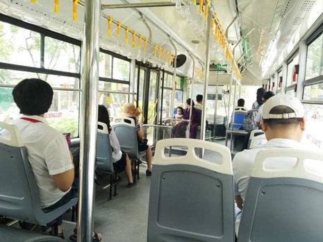 Hành khách đi xe buýt nhanh đạt 42,4 hành khách/lượt xe 90 chỗ. Ảnh: TRỌNG PHÚ