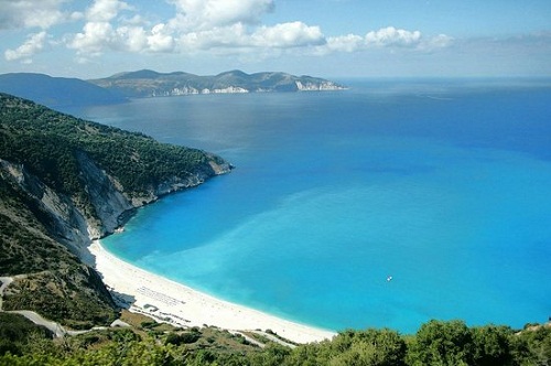 Vùng biển màu ngọc bích Cephalonia là một nơi đậm chất lịch sử. Hòn đảo lớn này của Hy Lạp là quê hương của Odysseus, vị vua huyền thoại được ca ngợi trong sử thi Odyssey của Homer. Thật may mắn là du khách không phải mất mười năm để tới đó. Khám phá các động thần tiên của hang Drogarati, đi thuyền đáy kính đến Ithaca hay chiêm ngưỡng những hiện vật cổ bên trong Bảo tàng khảo cổ Argostoli, thị trấn chính của Cephalonia. Hoặc ẩn mình tại một trong nhiều vũng biển tư nhân trên hòn đảo.