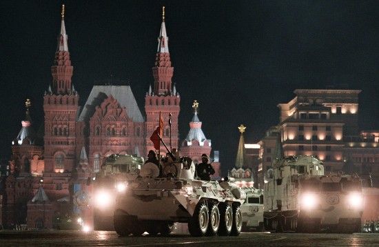 Một phương tiện chiến đấu bọc thép BTR-82A và một hệ thống Tor-M2DT Arctic SAM