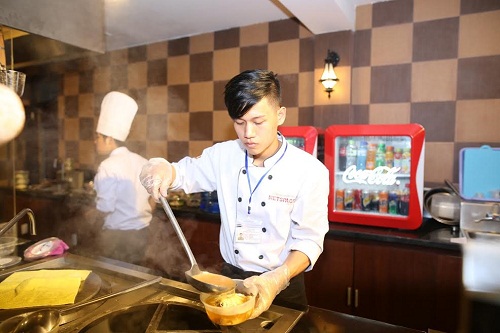  Những tô bún, hủ tiếu, bánh canh… hoặc nồi lẩu chua cay với những loại nước lèo bổ dưỡng và đậm hương vị miền Trung luôn là món yêu thích của nhiều thực khách từ khắp ba miền.