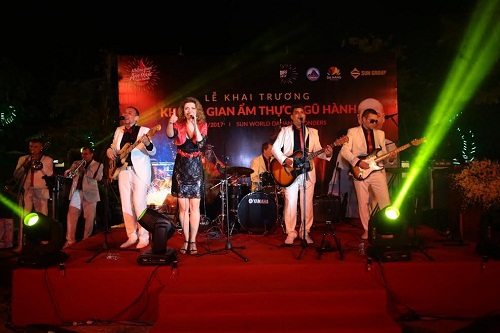 Không chỉ thưởng thức nghệ thuật ẩm thực đa dạng từ các đầu bếp trứ danh, du khách đã rất thích thú khi Không gian ẩm thực Ngũ hành đem đến cho họ những màn biểu diễn nghệ thuật độc đáo bên cạnh các tiết mục xiếc, ảo thuật… đặc sắc.  Thỏa mãn khẩu vị với những món ngon, đã mắt với không gian được trang trí rực rỡ nhiều màu sắc, và thoải mái vui chơi, tận hưởng âm nhạc, nghệ thuật, Đà Nẵng đã thực sự nâng tầm du lịch ẩm thực lên một tầm cao mới, một nốt thăng mới, với Không gian ẩm thực Ngũ hành.