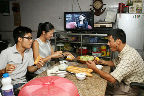 Phòng ăn giản dị của gia đình cô.
