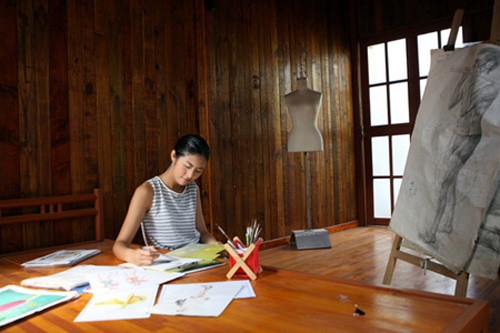 Phòng học được thiết kế nội thất khá lạ của Ngọc Hân. Cô đã tốt nghiệp Đại học sau 7 năm học tại trường Mỹ thuật Công nghiệp.