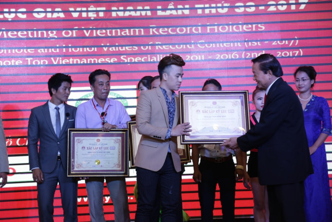 Họa sĩ 9X tài năng Phạm Hồng Minh được vinh danh