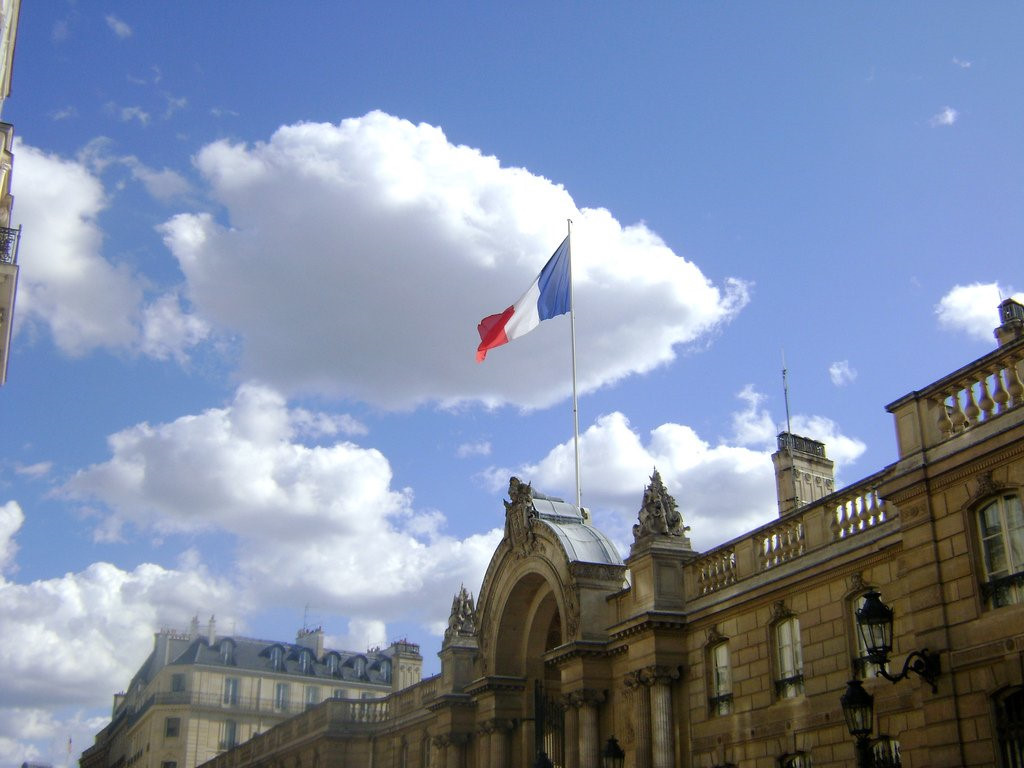 Điện Elysee (Pháp): Đây là một trong những chỗ ở sang trọng nhất của nguyên thủ, điển hình cho kiến trúc cổ điển. Với nội thất mạ vàng, rèm cửa nhung và các tác phẩm nghệ thuật, không ngạc nhiên khi một số cựu tổng thống Pháp từ chối cung điện để chọn nơi ở khiêm tốn hơn. Được xây dựng năm 1722 và dùng làm nơi ở cho tổng thống từ năm 1840, điện Elysee nằm tại trung tâm Paris, gần đại lộ Champs-Elysees. Du khách nên tới khám phá Phòng Vàng - nơi tổng thống Pháp thực hiện công việc hàng ngày. Ảnh: Paul Beattie/Flickr.