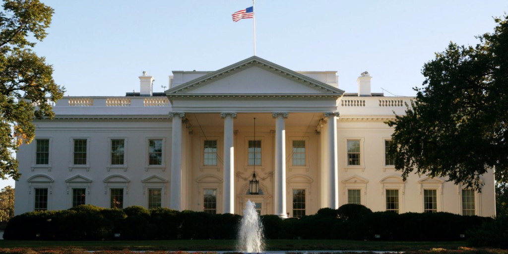 Nhà Trắng (Mỹ): Tọa lạc tại số nhà 1600 đại lộ Pennsylvania ở Thủ đô Washington, Nhà Trắng đã hơn 200 tuổi. Dãy cột được sơn trắng bên ngoài thể hiện sự ảnh hưởng mạnh mẽ của kiến trúc Hy Lạp, nhưng phong cách bên trong phụ thuộc vào tổng thống đương nhiệm. Khi lên nắm quyền, tổng thống Mỹ sẽ tới Nhà Trắng cùng gia đình và thiết kế lại nội thất theo ý tưởng riêng. Ảnh: Alex Wong/Getty Images.