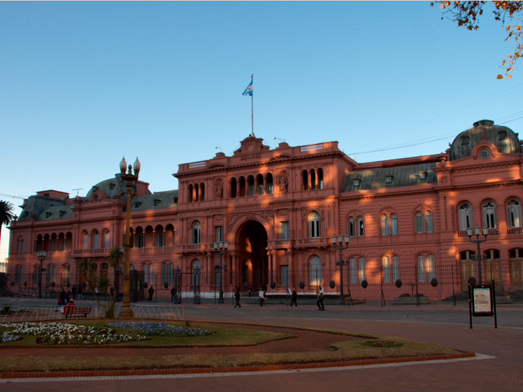Nhà Hồng - Casa Rosada (Argentina): Casa Rosada nằm tại trung tâm thủ đô Buenos Aires. Cung điện của tổng thống ở phía đông quảng trường Plaza de Mayo, tạo ra cảm giác thân thiện với du khách và người dân địa phương. Màu hồng của công trình được tạo ra nhờ sơn trắng trộn với máu bò để chống ẩm. Ảnh: Christian Haugen/Flickr.