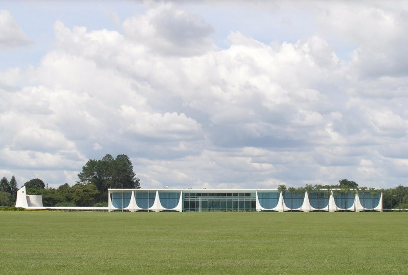 Palacio da Alvorada (Brazil): Khác với sự lâu đời của phố Downing hay vẻ sang trọng của điện Elysee, tòa nhà Palacio da Alvorada ở thủ đô Brasilia là kiệt tác mang hơi thở hiện đại. Được thiết kế bởi kiến trúc sư nổi tiếng Oscar Niemeyer, nơi ở chính thức của tổng thống Brazil xây dựng vào năm 1957 và rất phong cách. Ngoài phòng họp, thư viện và phòng tiệc, tòa nhà còn có rạp chiếu phim, sân bay trực thăng, phòng chơi game và nhà nguyện. Ảnh: seier+seier/Flickr.