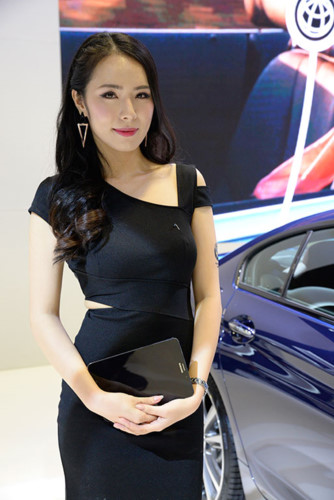 Người đẹp đọ dáng cùng xe sang