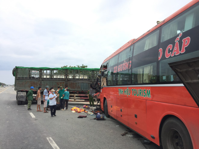 Thêm một xe khách va chạm xe đầu kéo, 1 người thiệt mạng