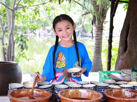 Tan chảy trước bộ ảnh siêu đáng yêu của 'Hiện tượng dân ca' 7 tuổi Nghi Đình
