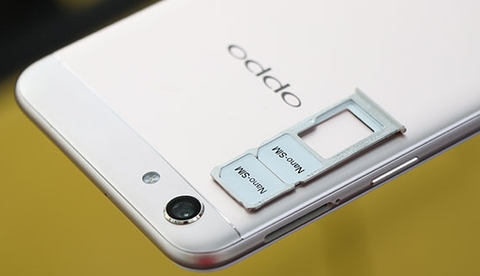 6. F3 trang bị hai khe cắm khác nhau dành cho hai thẻ SIM và một khe cắm riêng cho thẻ microSD. Trong khi đó, F3 Plus chỉ trang bị khe cắm lai dành cho 2 thẻ SIM hoặc nếu người dùng sử dụng thẻ nhớ microSD thì chỉ còn một khe cho SIM. 