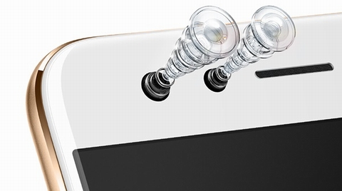 9. Camera mặt trước của F3 giống như F3 Plus – gồm hệ thống camera kép 16MP và 8MP. Bên cạnh góc rộng là khẩu độ lớn f/2.0 sẽ cho phép tạo hiệu ứng trường ảnh sâu và ấn tượng, từng điểm ảnh được thể hiện rõ ràng trên một phông nền được làm mờ hết sức nghệ thuật. Đặc biệt, nhờ công nghệ nhận diện khuôn mặt thông minh, F3 sẽ tự động chuyển từ camera selfie thường sang chế độ “Group Selfie” nếu phát hiện có nhiều hơn 3 người trong khung hình. Sau đó, người dùng có thể thoải chụp ảnh selfie nhóm mà không lo bị rung gây nhòe ảnh dù cầm bằng một tay. Ngoài ra, trên F3 cũng nổi bật tính năng panorama selfie giúp người dùng dễ dàng có được bức hình rộng gấp 4 lần chỉ với vài cái lắc cổ tay. 
