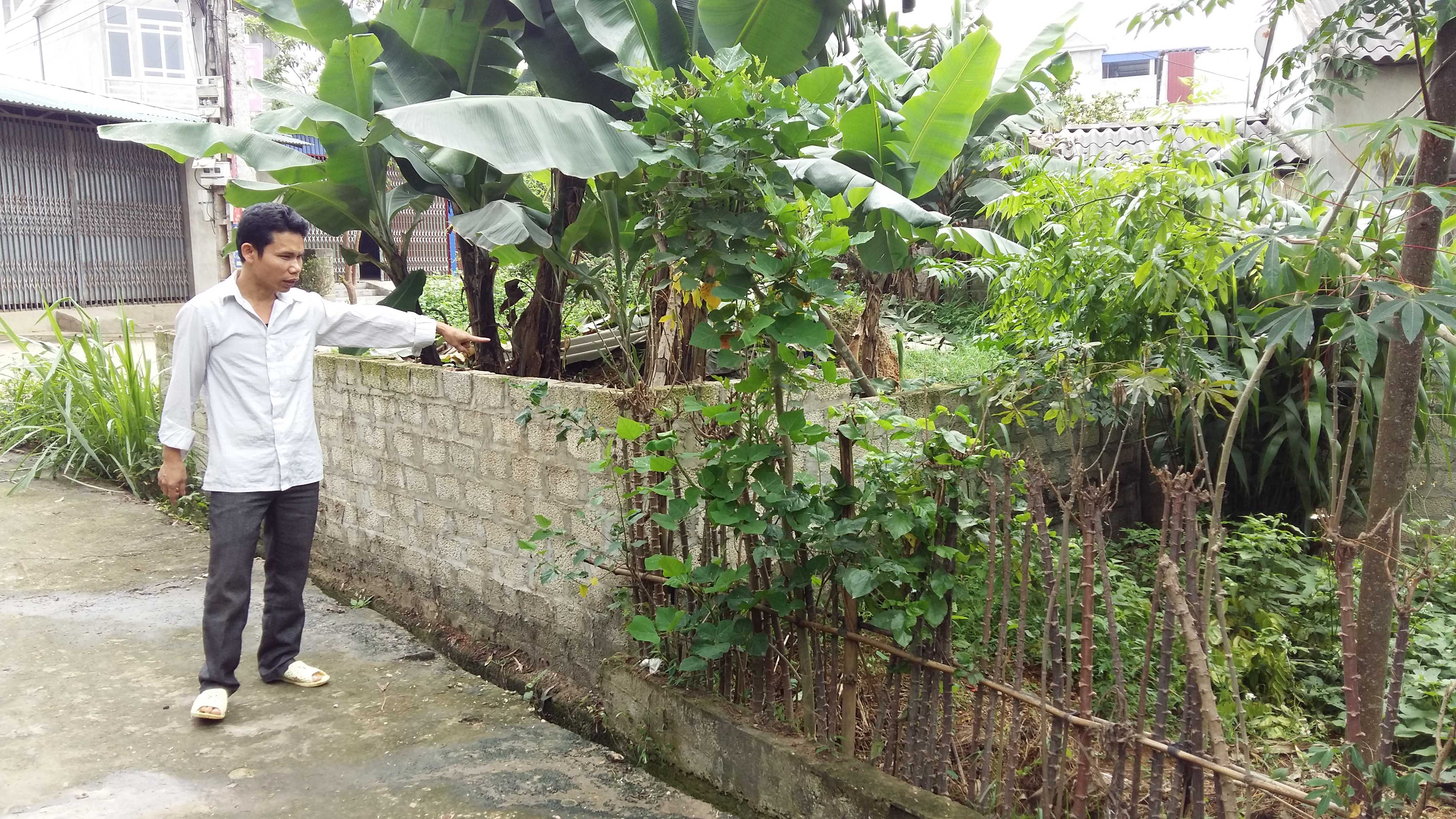 Anh Tư chỉ lại hiện trường vụ việc 