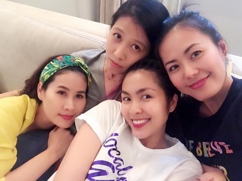 Vợ chồng Tăng Thanh Hà 'trốn con' hẹn hò cuối tuần cùng bạn bè