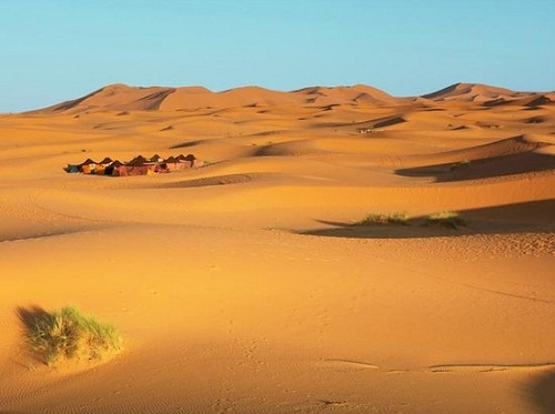Vùng đất thứ hai thu hút du khách là Merzouga, Ma Rốc: Khi đến nơi này, bạn có cơ hội đắm mình trong cảnh hoàng hôn rực rỡ và đánh thức bản năng tộc trưởng của bản thân khi cưỡi lạc đà băng qua các cồn cát lộng gió của Erg Chebbi. Merzouga, một ngôi làng nhỏ ở phía đông nam Ma Rốc, mang đến cho du khách hương vị của cuộc sống nơi sa mạc và những chuyến đi đến các ngôi làng lân cận sẽ giúp du khách tận hưởng thú vui chơi kiểu Châu Phi, bao gồm âm nhạc và khiêu vũ. Để tìm được trải nghiệm hấp dẫn nhất, du khách hãy đề nghị khách sạn sắp xếp một chuyến du lịch có hướng dẫn.