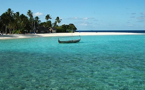 Bãi biển Diani, Kenya: Cách phía nam Mombasa khoảng một giờ, những bãi cát trắng lấp lánh và cây xanh tươi tốt của Diani mời gọi du khách thư giãn dưới chiếc ô bên bờ biển cùng đồ uống sảng khoái. Thử cưỡi lạc đà để có một trải nghiệm du lịch hay đặt một chuyến tham quan nội địa bằng xe đạp để tìm hiểu về cuộc sống của các làng địa phương. Diani cũng là nơi có nhiều công ty du lịch quan sát thú hoang.