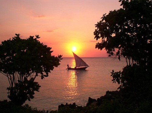 Và đây là điểm đến hoàn hảo tiếp theo, quần đảo Zanzibar, nằm ngoài khơi Ấn Độ Dương cách bờ biển Tanzania 15 dặm, là một điểm hấp dẫn để nghỉ ngơi cách xa thế giới. Du khách sẽ được tận hưởng vùng nước màu ngọc lam trong vắt; những doi cát nông hoàn hảo để lội qua; và nhiều hòn đảo nhỏ, gần như hoang vắng, hầu như không có khách du lịch ghé thăm. Khám phá Di sản Thế giới Thị trấn Đá, khu phố cổ của Thành phố Zanzibar. Hoặc chỉ cần dạo qua các bãi biển nằm giữa những làng chài nhỏ—qua mỗi bãi biển khung cảnh lại càng đẹp hơn.