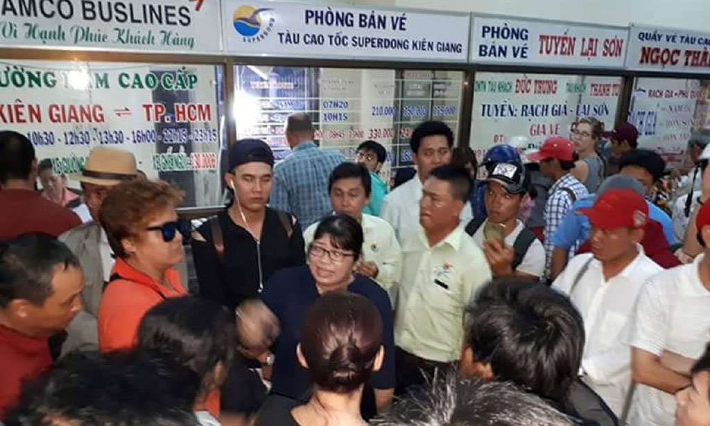 Hàng khách lo lắng 