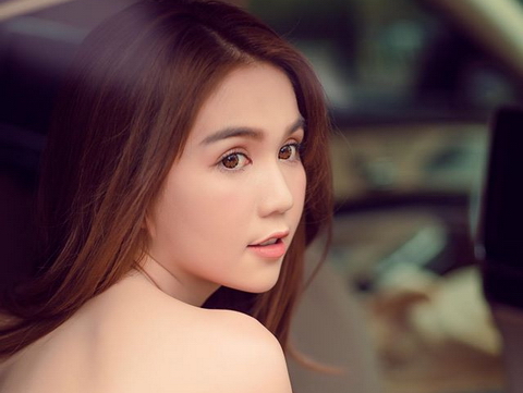 Ngọc Trinh khoe lưng trần, Lý Nhã Kỳ mặc váy 4000 USD