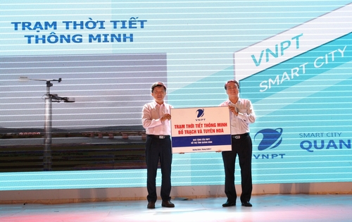Đại diện cho VNPT, Chủ tịch HĐTV VNPT Trần Mạnh Hùng (bìa phải) trao tượng trưng 02 trạm thời tiết thông minh cho đại diện UBND tỉnh Quảng Bình - ông Nguyễn Hữu Hoài, Chủ tịch UBND tỉnh Quảng Bình. 