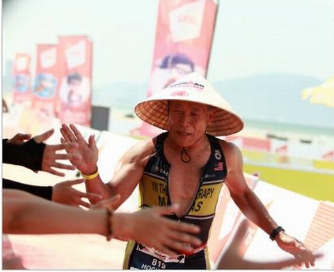 Ironman không phân biệt tuổi tác. Giải đấu năm nay đánh dấu thí sinh cao tuổi nhất có tuổi đời 80, là cụ ông Yee Sze Mun đến từ Malaysia. Cụ đã có rất nhiều năm bền bỉ thi đấu (ảnh VNG)