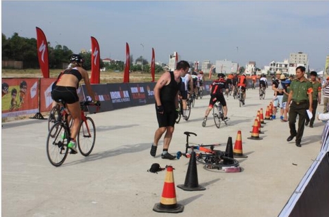 Hình ảnh quen thuộc của ironman năm nay là người thi tự bóp chân, liên tục đổ nước giải nhiệt lên người tại các điểm cấp nước của cuộc thi, thậm chí tự chỉnh sửa xe, vá xe để tiếp tục hoàn thành tiêu chí “anything is possible” trong thời hạn cho phép của cuộc thi.