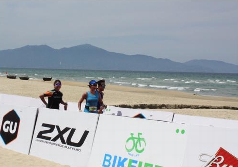 Ironman không phải là giải đấu chỉ dành cho thí sinh nam, đây còn là cuộc đua tài của cả các thí sinh nữ. Không chỉ thu hút vận động viên nữ, giải đấu này còn được rất nhiều các nữ thí sinh từ đông đảo các quốc gia tham dự. Không hổ danh là quốc gia của phụ nữ giỏi việc nước, đảm việc nhà, thí sinh nữ Việt Nam tham dự Ironman 70.3 2017 rất đông. Họ là vận động viên, huấn luyện viên và cả các lãnh đạo nữ cũng như chuyên viên trong nước. So tài trong khí hậu nắng, nóng khủng khiếp của Đà Nẵng, trong suốt chặng đường dài dằng dặc 113km giữa trưa hè, những bông hoa nhiệt đới vẫn tươi vui, tràn đầy sức sống và không một ai bỏ cuộc.
