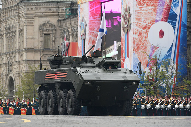 Xe bọc thép Bumerang lăn bánh qua trung tâm thủ đô Moscow
