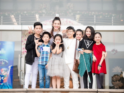 Hoàng Oanh tươi như hoa bên thí sinh Thần tượng âm nhạc nhí