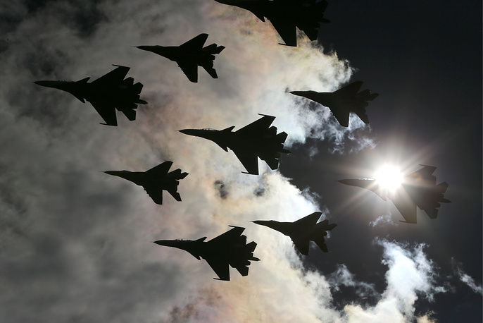 Chiến đấu cơ MiG-29 thuộc phi đội bay Strizhi và chiến đấu cơ Sukhoi Su-30SM thuộc phi đội Russkiye Vityazi.