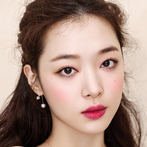 Sulli bị chỉ trích khi liên tục 'thả rông' vòng 1, thay người yêu như thay áo