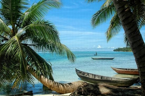   Bãi biển Roatan, Honduras: Một kỳ nghỉ bên bãi biển Ca-ri-bê với nhiều bãi biển cát trắng hoang sơ và ít người thì sao? Hướng đến Roatan, một thiên đường lặn với dải san hô lớn thứ hai của thế giới tại trước cửa nhà và một số khu vực lặn chỉ cách một chuyến đi ngắn từ bờ biển. Khách du lịch yêu thích thời tiết, con người thân thiện và linh hồn của nơi đây - 