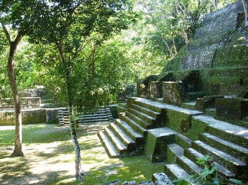 Các khu vực của Belize đang ngày càng đông khách du lịch. Nhưng San Ignacio vẫn rất mộc mạc, khiến nơi đây trở thành địa điểm lý tưởng cho du lịch mạo hiểm nhiệt đới tiết kiệm ngân sách. Đi xuồng trên Sông Macal hoặc đi bộ đến tàn tích của người Maya tại Cahal Pec (hãy chú ý: đó là một con đường dốc).