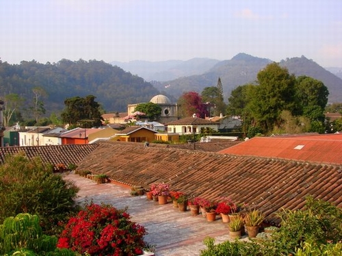 Antigua Guatemala nổi tiếng là thành phố thuộc địa Tây Ban Nha được bảo tồn tốt nhất ở Trung Mỹ. Đi dạo trên những con đường lát đá cuội, lang thang trong Công viên Trung tâm cùng người dân địa phương vào các buổi chiều đầy nắng hoặc đi bộ lên một trong những ngọn núi lửa nhìn xuống thành phố để ngắm cảnh tuyệt đẹp.