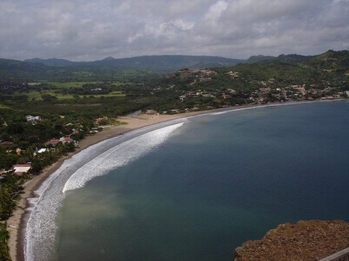 San Juan del Sur, Nicaragua: Làng chài xinh đẹp này là viên ngọc của Nicaraguan, một thỏi nam châm thu hút những người thích lướt ván và tắm nắng. Vào ban đêm, bãi biển này vẫn rung lên với những nhịp điệu của cuộc sống, nhờ có những câu lạc bộ đêm và quầy bar quay mặt ra biển nổi tiếng. Có rất nhiều câu lạc bộ lướt ván—hãy đón đầu ngọn sóng cùng với những hướng dẫn viên chuyên nghiệp nếu bạn là tân binh của nghệ thuật lướt sóng hang-ten, hãy thử treo mình trên những con sóng cùng dân chuyên nghiệp.